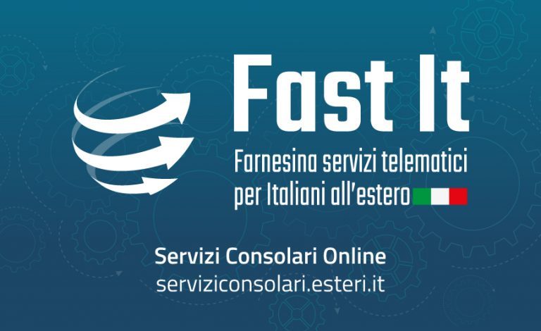 Pasaporte italiano y computadora realizando el trámite de inscripción o actualización en el AIRE Fast It